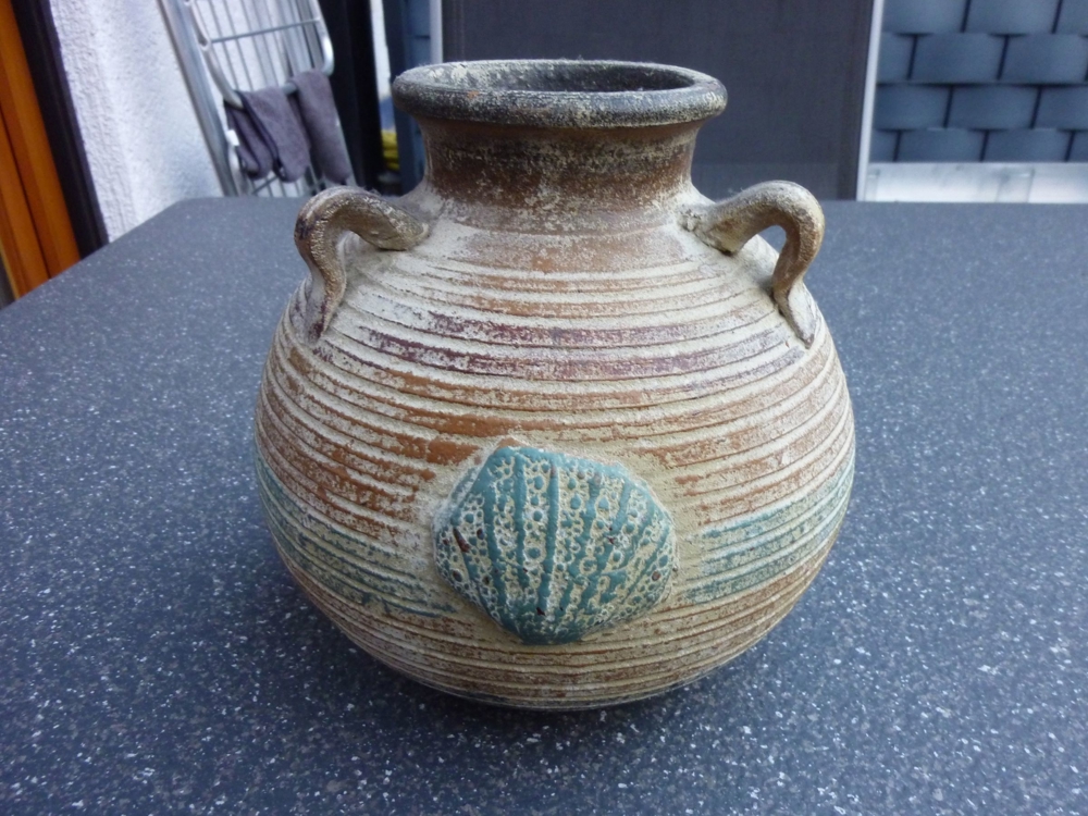 Vase mit Muschelmotiven / Schale mit Fischmotiv