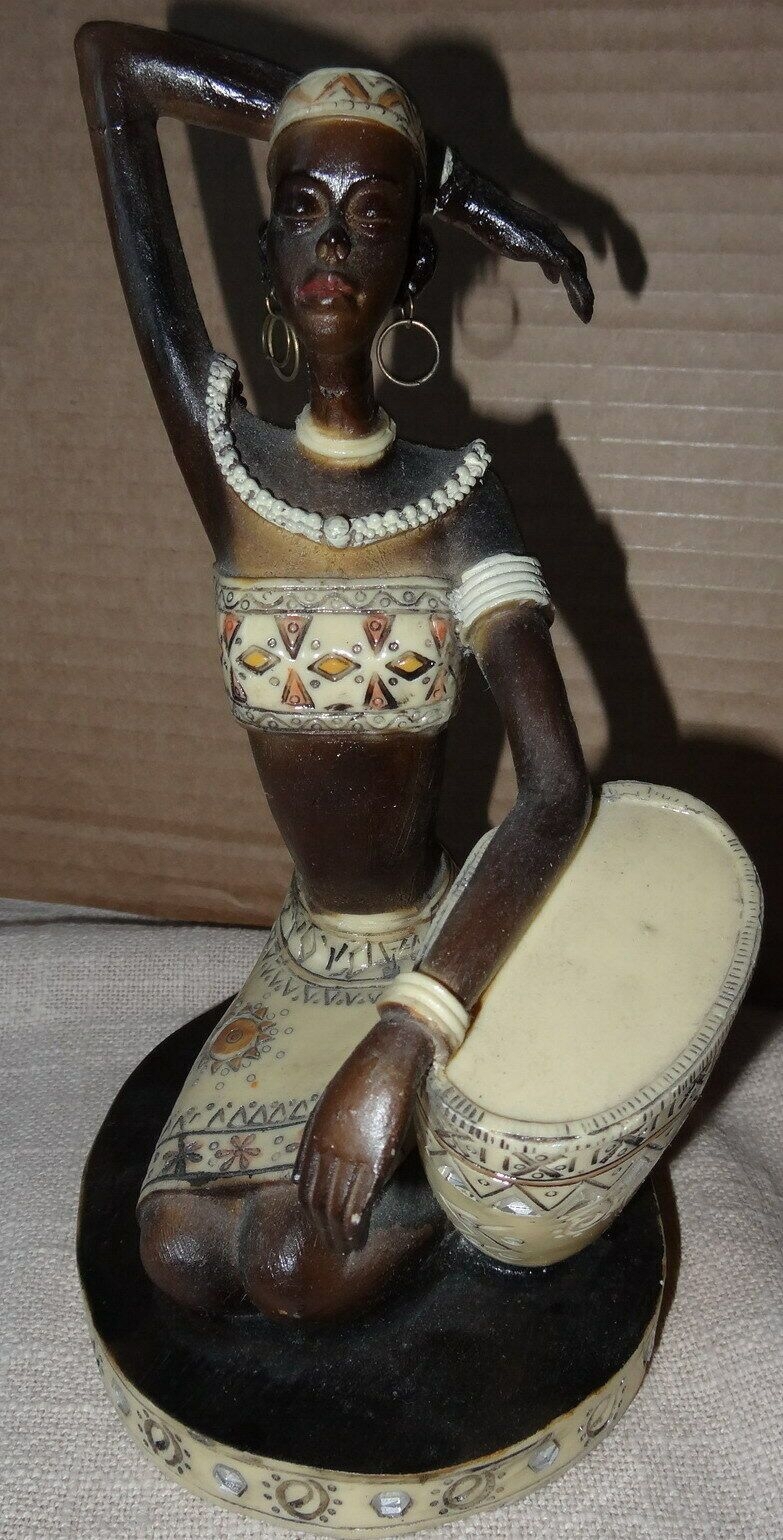 DL Dekoration Afrikansiche Kunst kniende Frau mit Trommel kurze Zeit genutzt einwandfrei erhalten