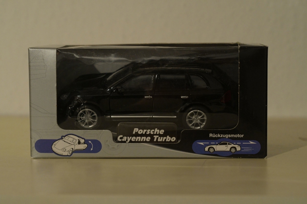 Porsche Cayenne Turbo schwarz 1:24