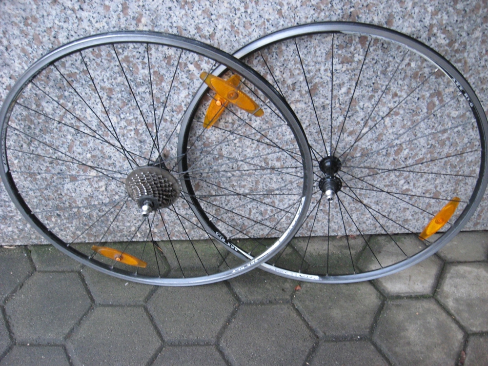 Für Rennrad: sportlicher Rädersatz 28" für vorne und hinten, Sättel, Shimano 105 Bremsen, Schaltung