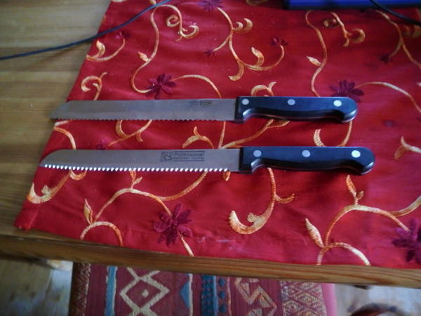 2 hochwertige Messer mit Wellenschliff, durchgängige Klinge bis Griffende, sehr stabile schwere