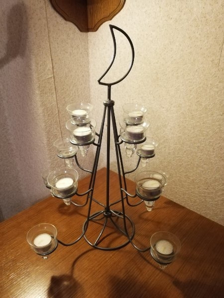 Teelichthalter Pyramide aus Metall mit 12 gläsernen Teelichthaltern