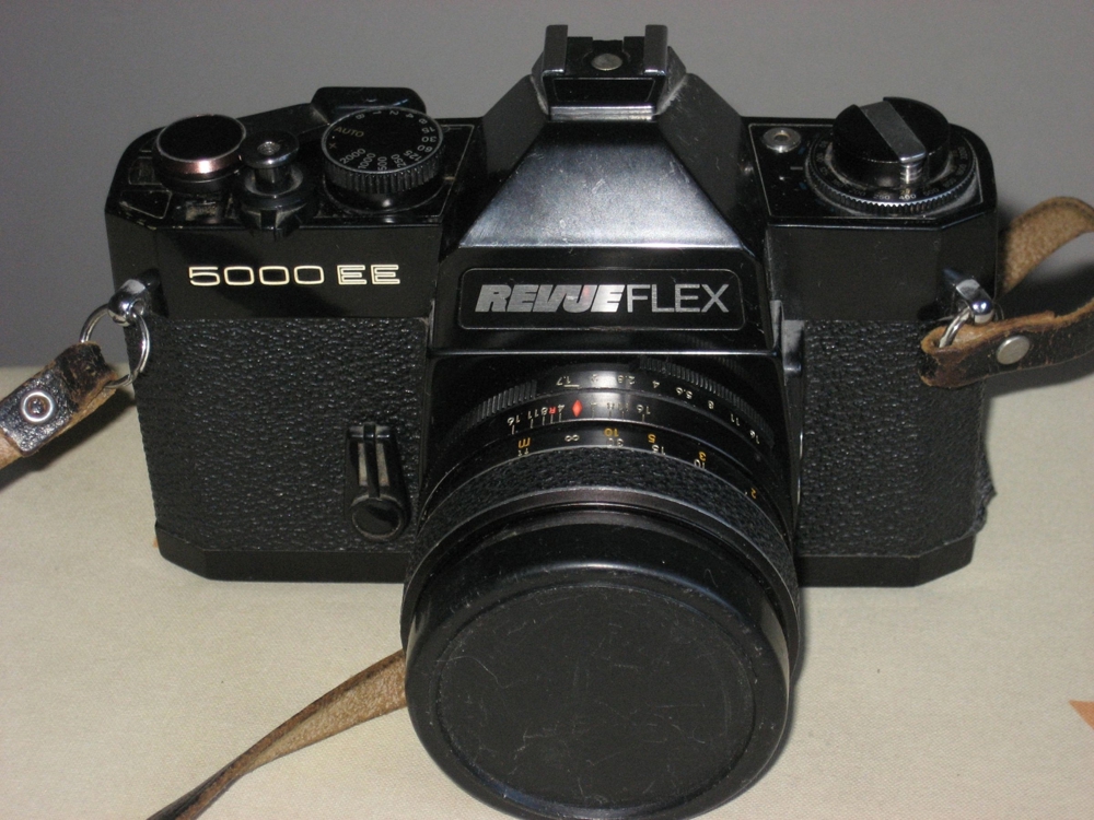 alte analoge Spiegelreflex-Kamera mit Zubehör und Tasche