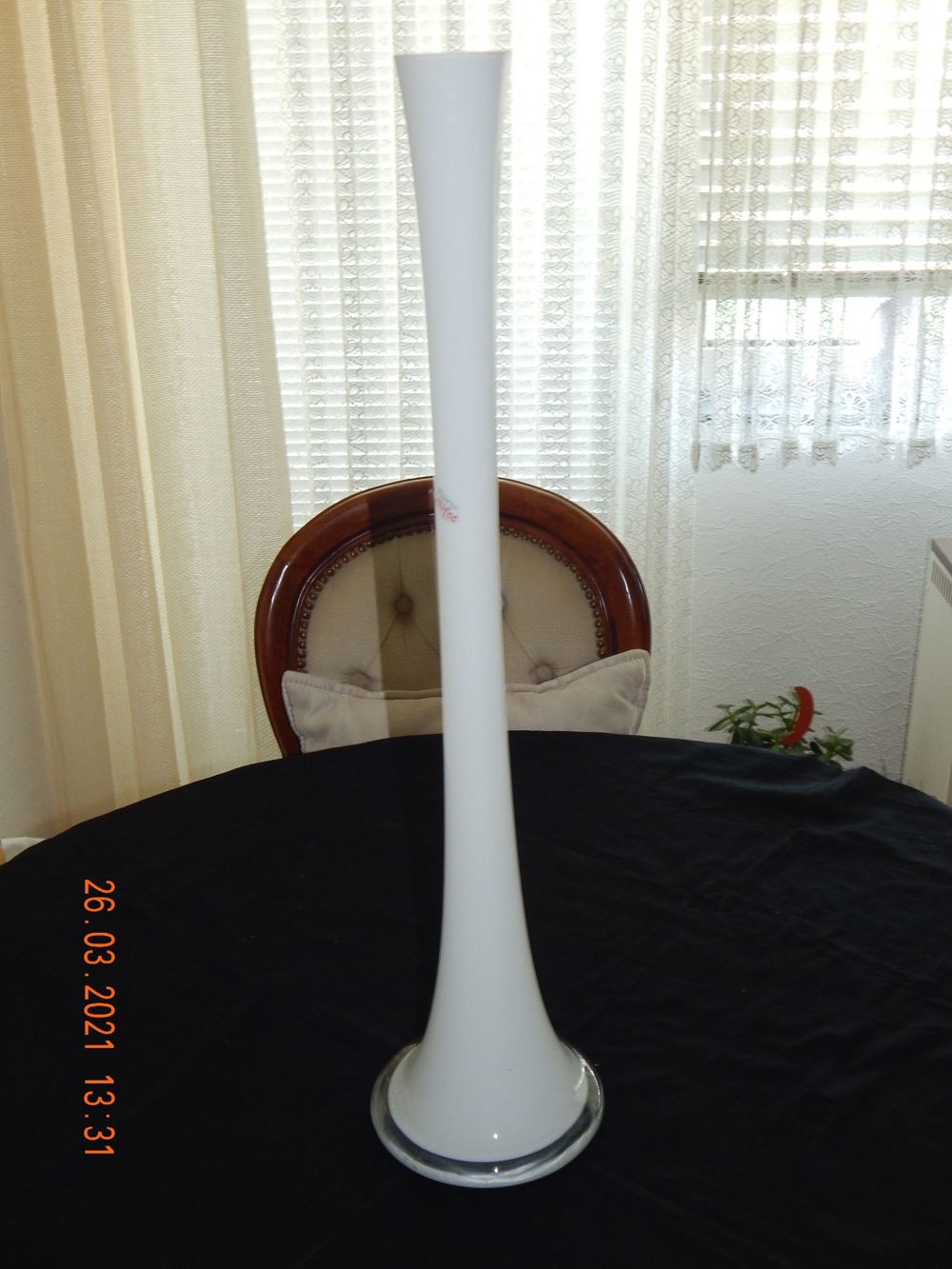 Blumenvase aus Milchglas schlanke Form