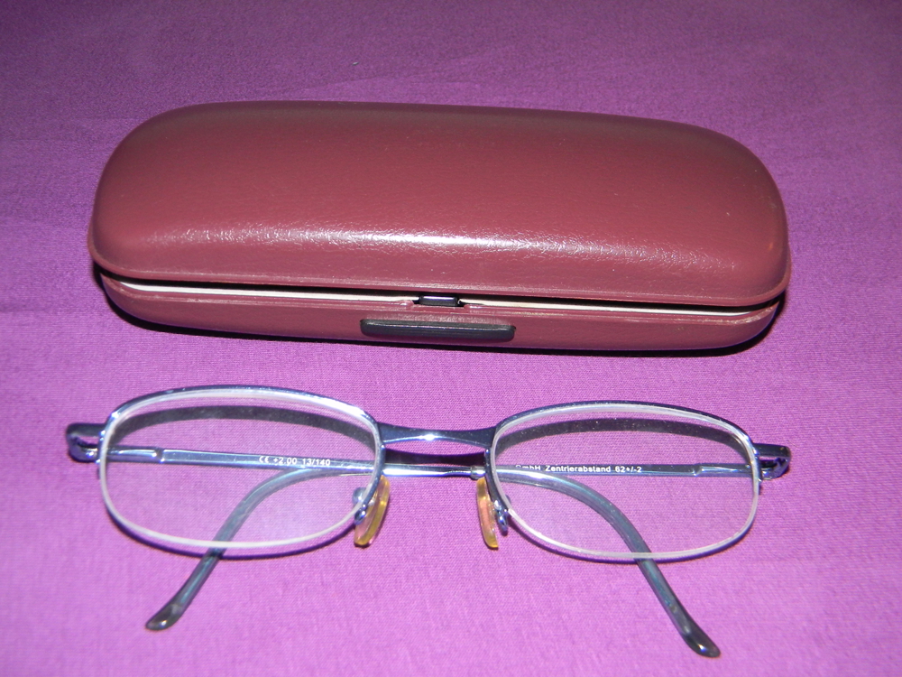 Fernbrille von Apollo Optik für Damen , mit hellblauem Gestell und Etui