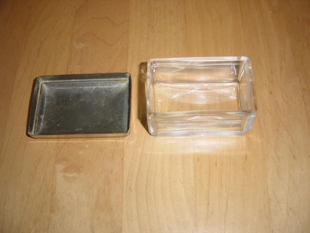 Eine Glas Schatulle mit Metalldeckel gewölbt Maße74mmX40mmX50mm vom Jahr ca.1920