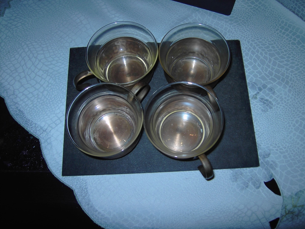 Teegläser mit Kupferhaltung