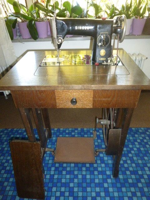 Antike Nähmaschine auf Tisch Singer 250 G