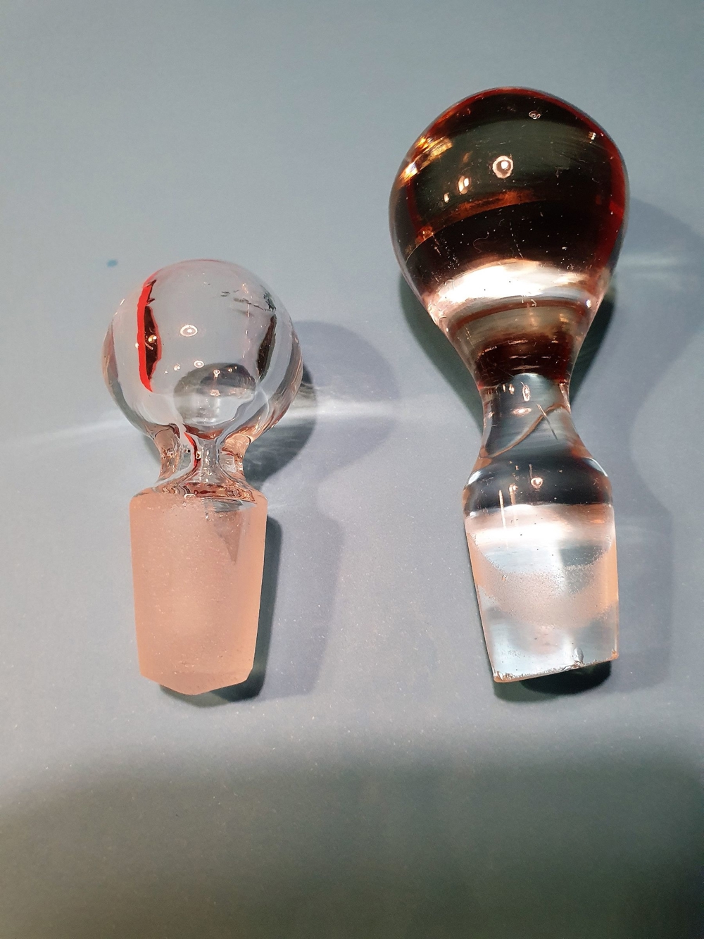 2 alte Glas-Bleikristall Karaffen-Flaschenverschlüsse