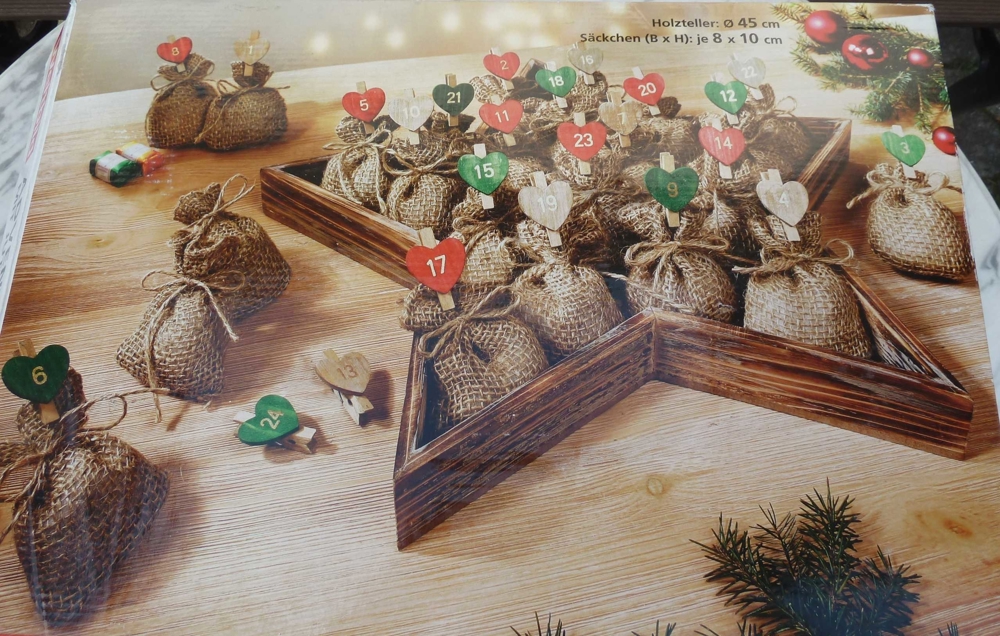 Sternförmiger Adventskalender aus Holz zum Selbstbefüllen mit Jutesäckchen
