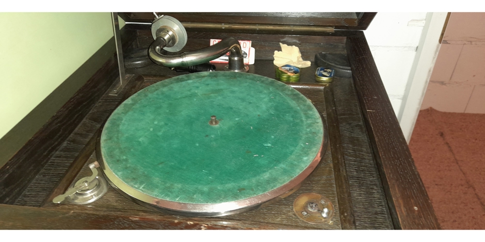 Gramophonschrank mit funktionierendem Grammophon und vielen Schelackplatten