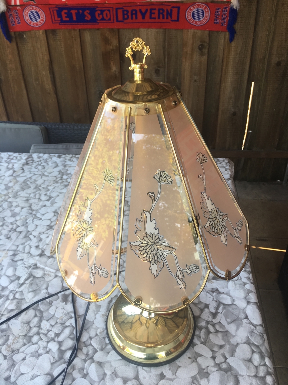 Tischlampe mit Glasschirm, Blumenmuster