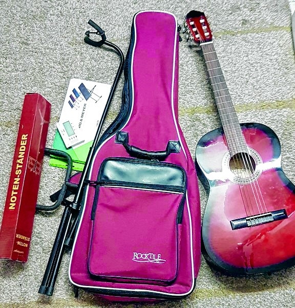 Gitarre mit Zubehör Gitarre mit Zubehör