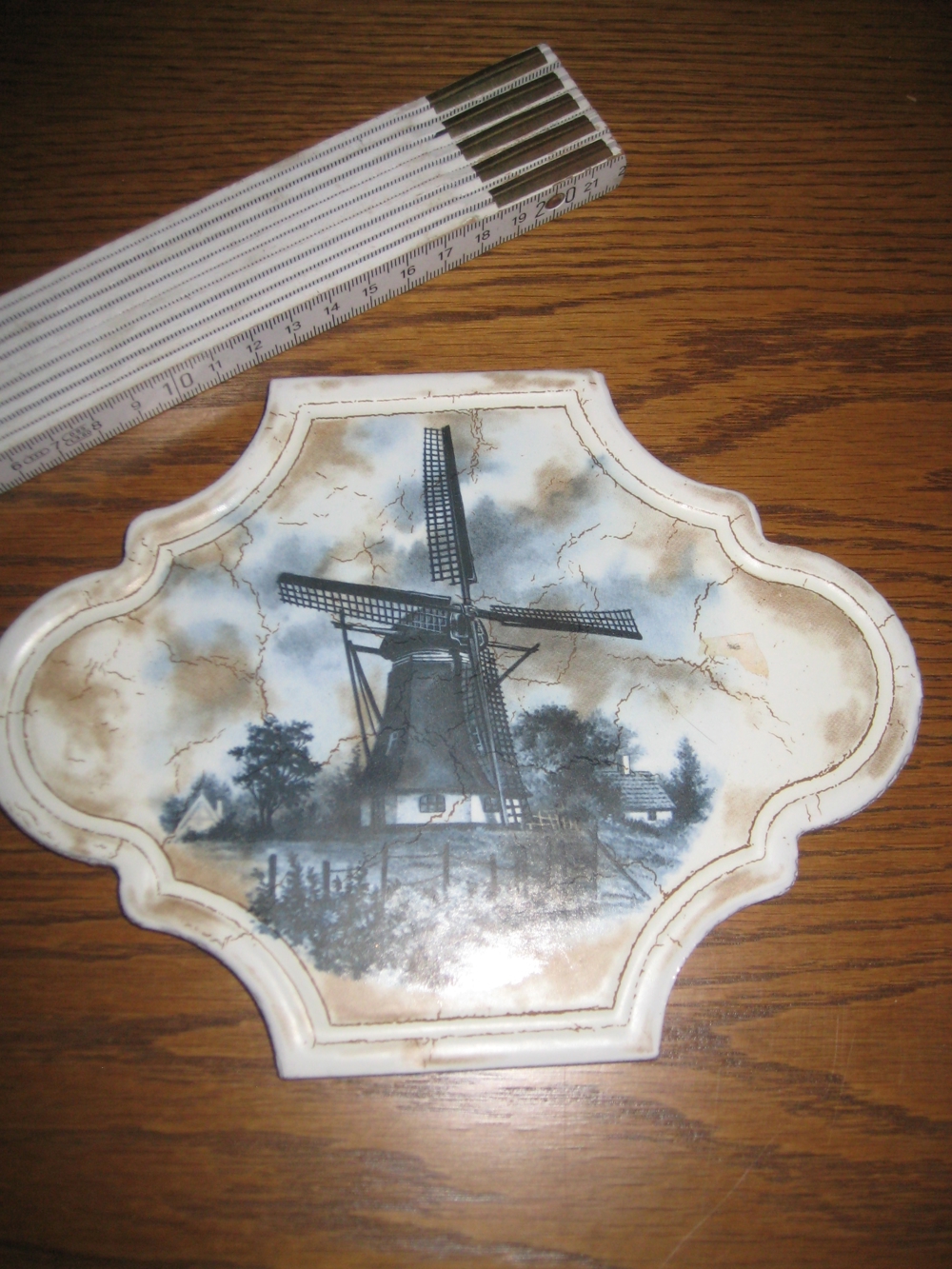 Keramische Platte mit Windmühlen-Motiv und Ständer
