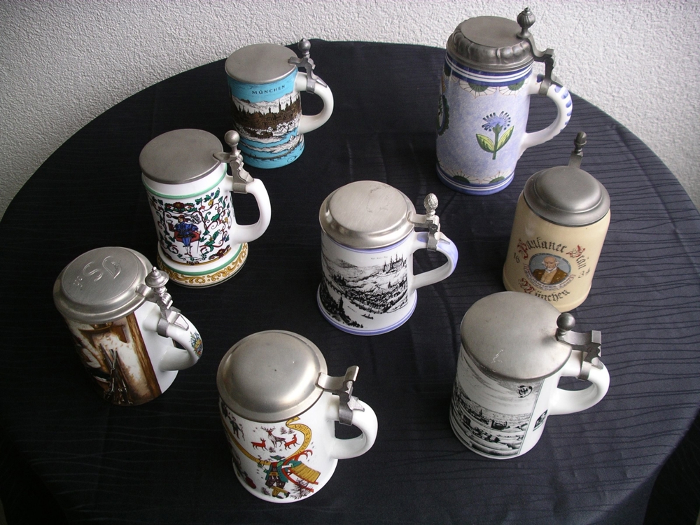 8 Bierkrüge mit Zinndeckel Steingut Porzellan Keramik Sammlerkrüge