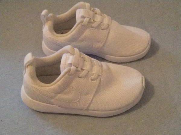 NEU - Original NIKE Turnschuhe / Hallenschuhe - Größe 27 / Schuhe / Sneaker