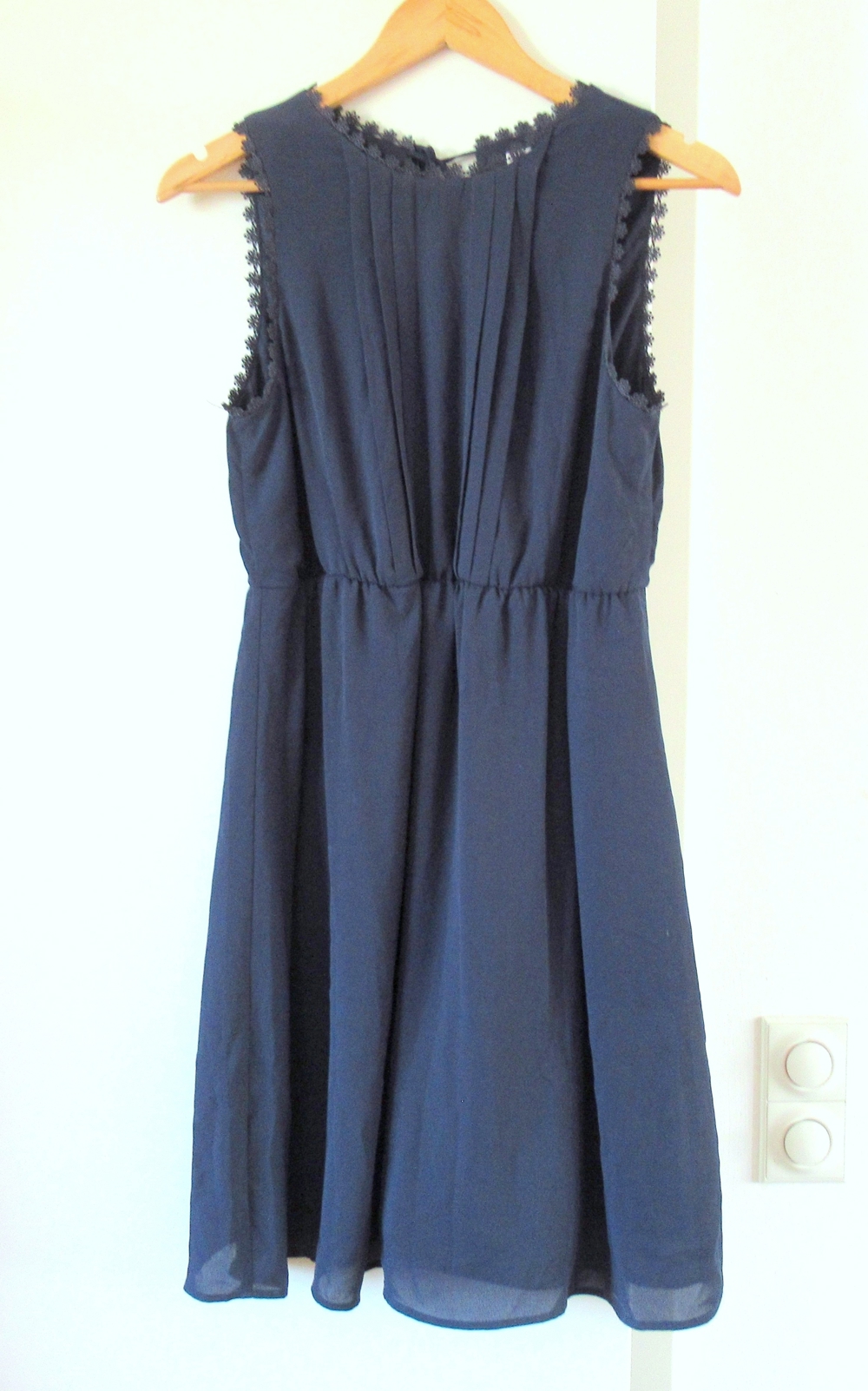 Neuwertiges dunkelblaues Kleid Größe S mit Borde an Ausschnitten
