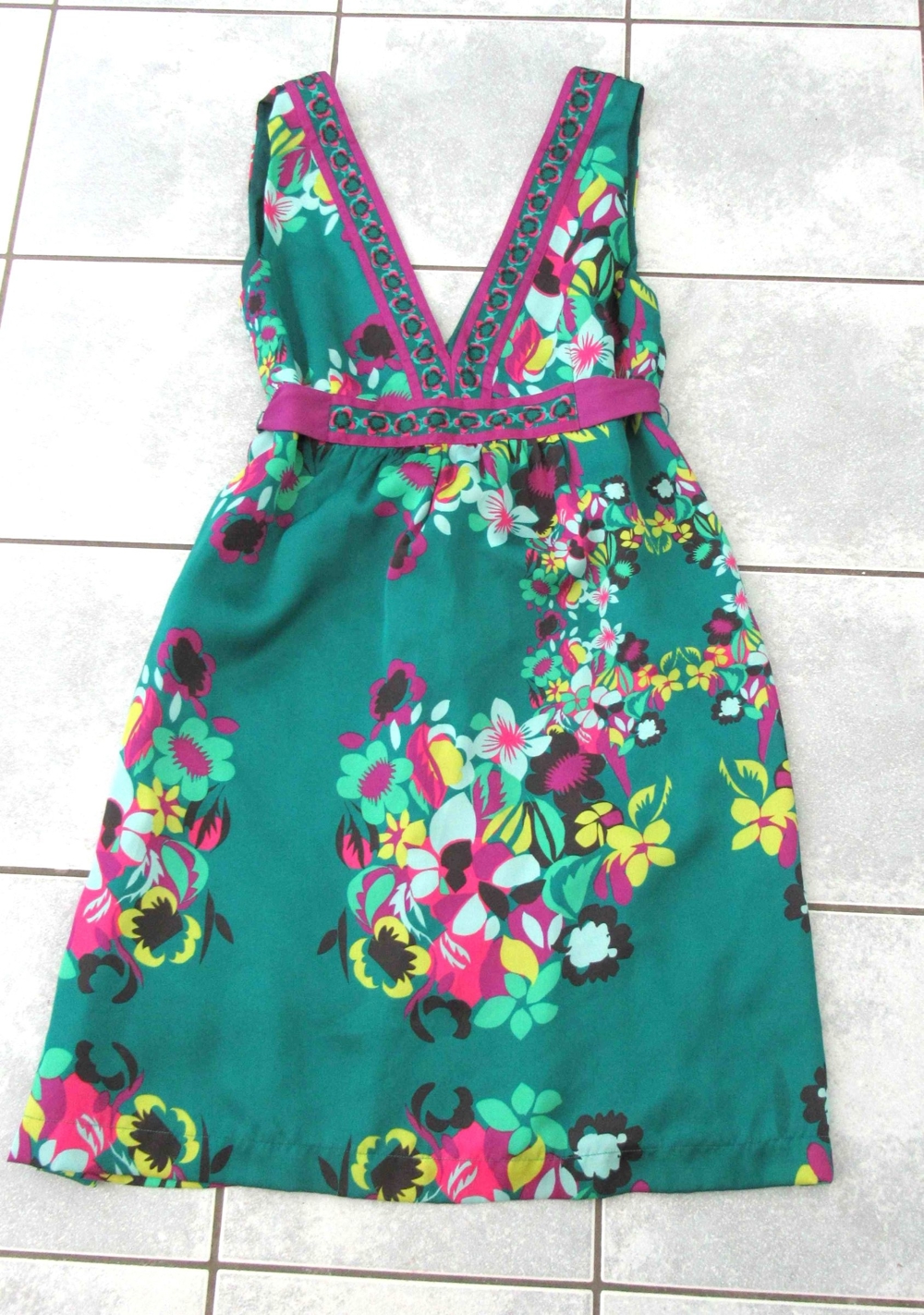 Neues grünes satinartiges Kleid mit bunten Blumen Gr. 38 H & M