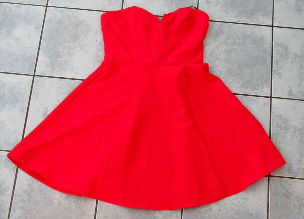 NEUES rotes schulterfreies Kleid Gr. 36 mit schwingendem Rock