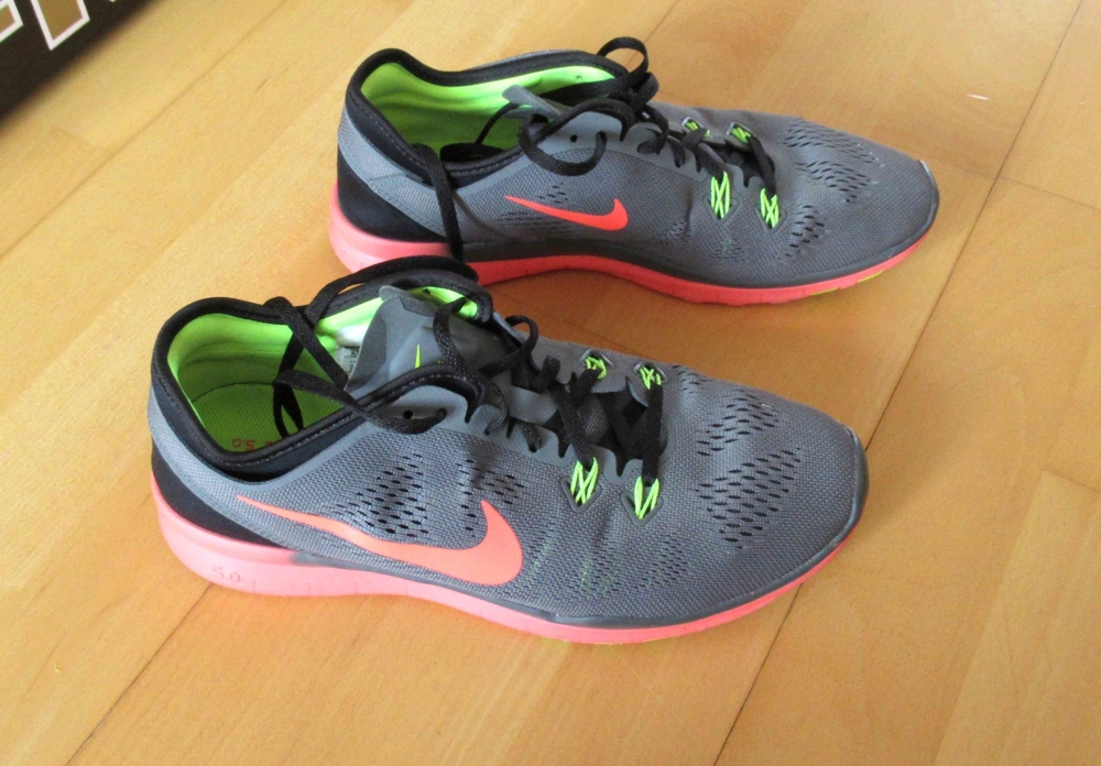 NEUE graue Laufschuhe Damen Nike Fee 5.0