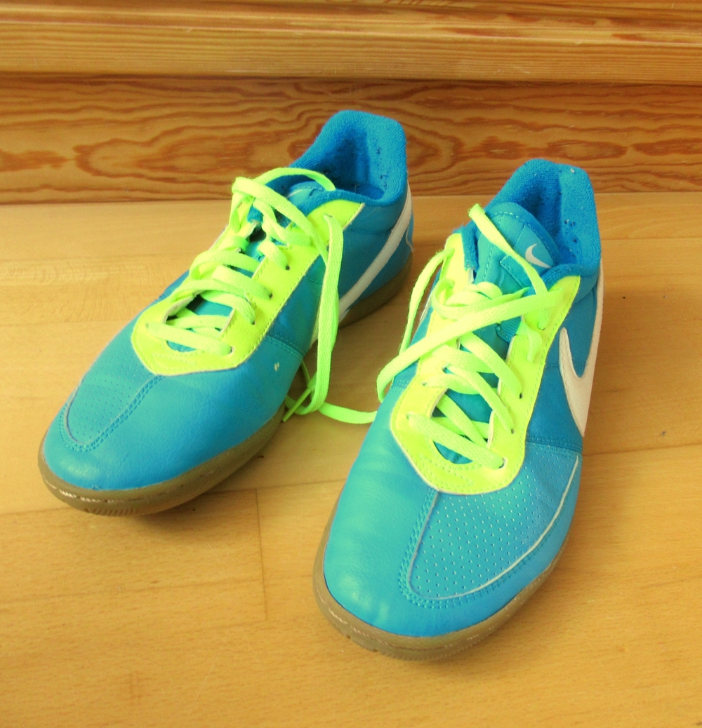 schöne hellblaue flache Sneaker mit Neon Größe 39/40 Nike