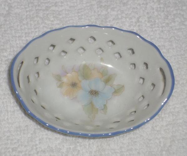 kleines Porzellankörbchen von Reutter mit Blumendekor