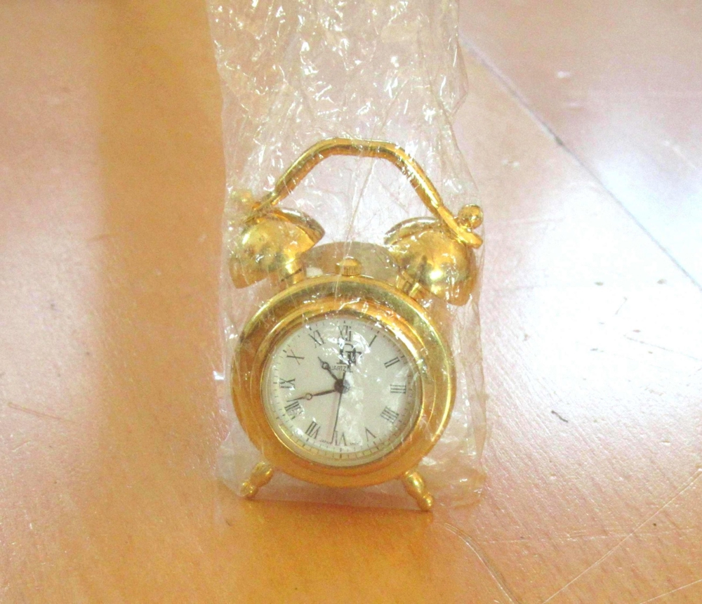 NEUE kleine goldene Uhr in Weckerform evtl für Setzkasten