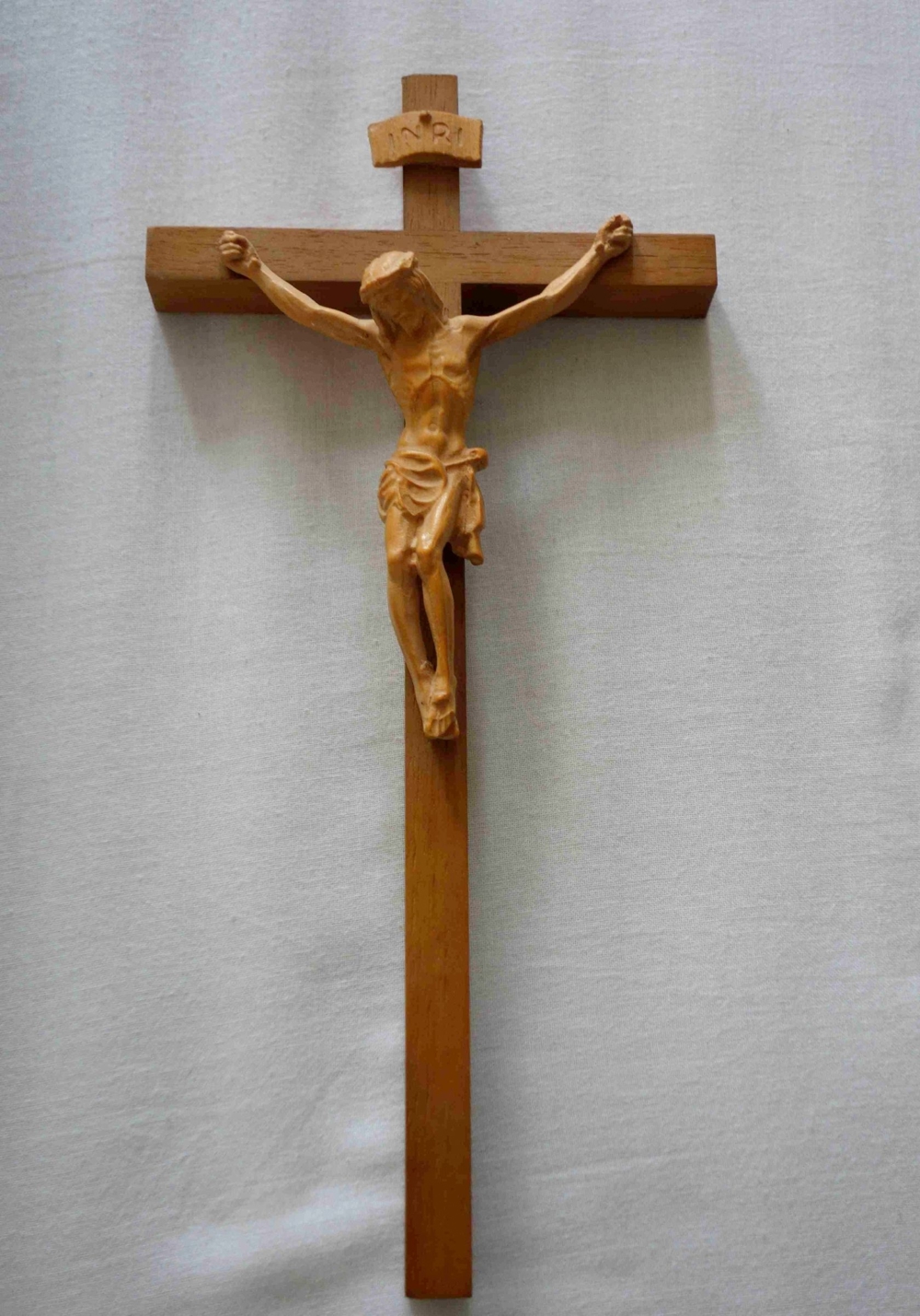 Holzkreuz mit Jesusfigur geschnitzt Höhe 30 cm