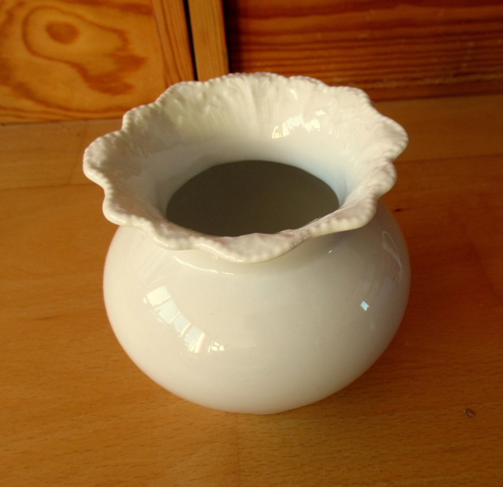 ALT Tirschenreuther Vase weiß kugelig schlicht mit schönem Rand