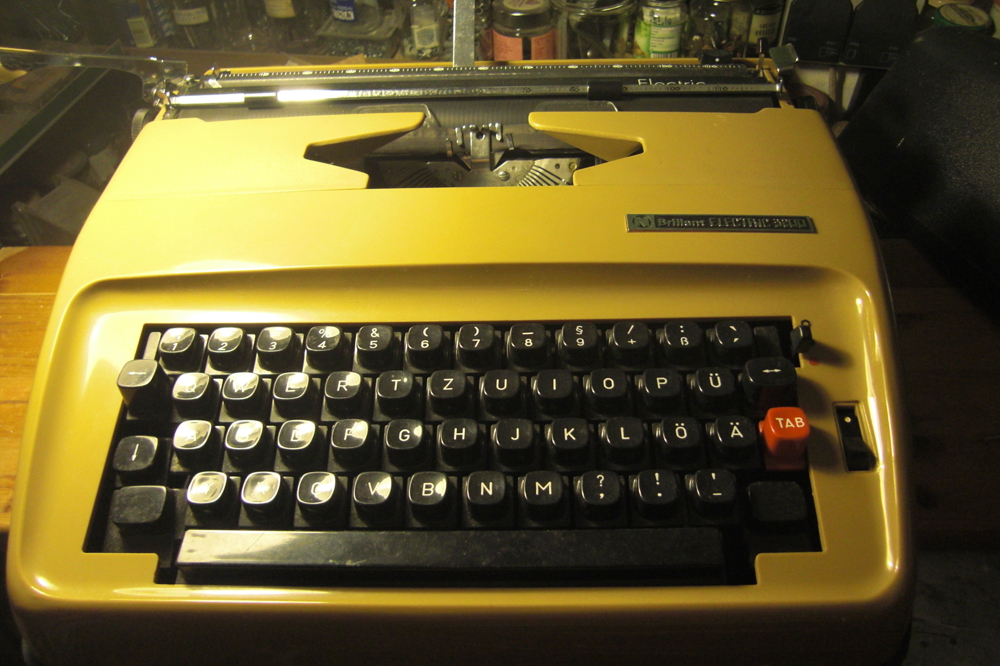 Schreibmaschine neuwertig-defekt