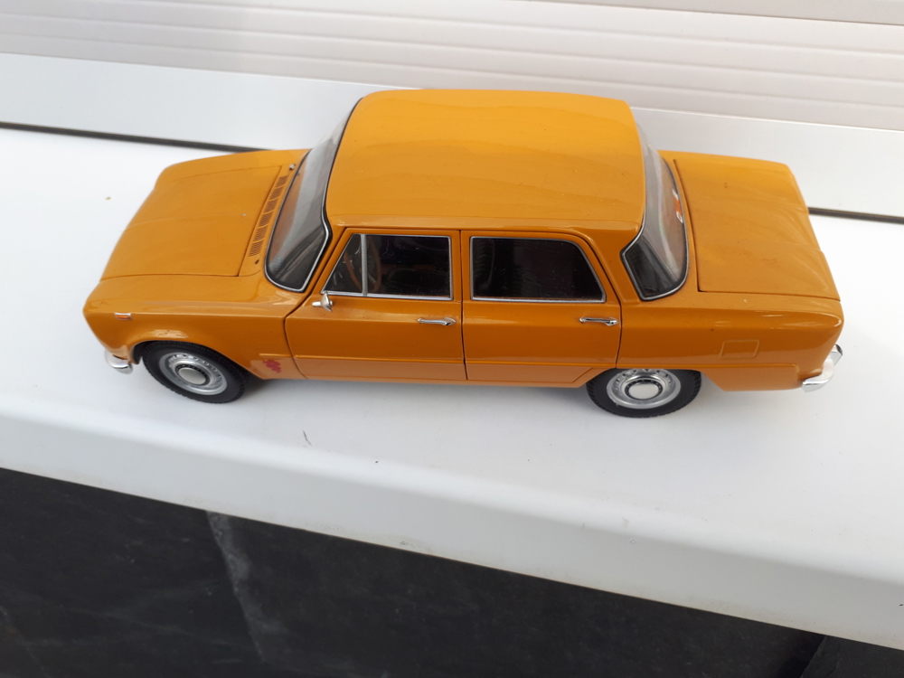1 18 Modellautos--Alfa Romeo Giulia Lim. Minichamps siehe die Fotos