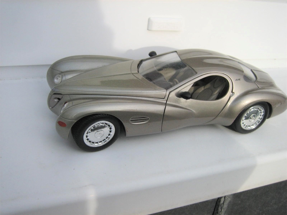 1 18 Modellautos Oldie--Chrysler Atlantic---Champanerfarben