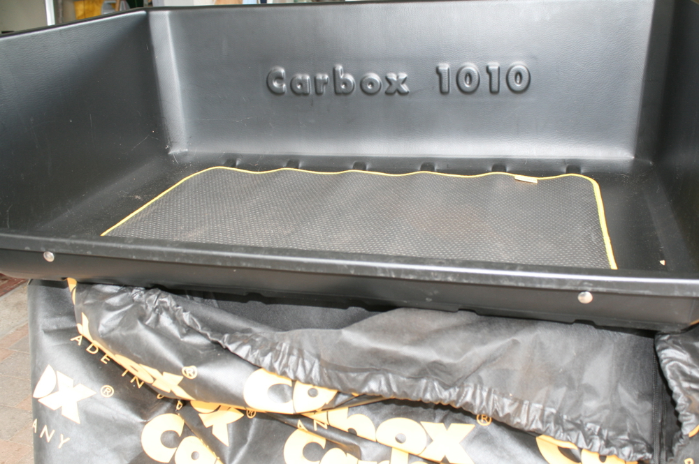 Neue Kofferraumwanne von Carbox 1010 universal