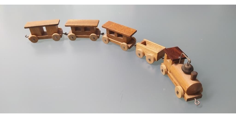 Altes Holzspielzeug Deko, Holzzug mit Lok + 4 Anhänger