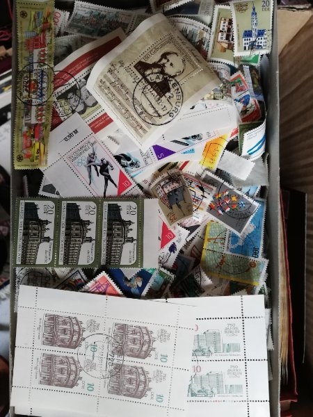 Fundgrube!! 1 große Kiste mit papierfreien Briefmarken aus DEUTSCHLAND