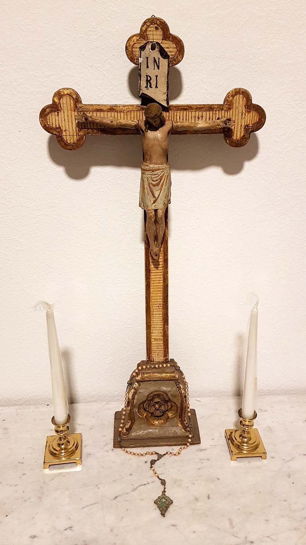 Barock Kapelle Kruzifix 18/19 Jh. Holz geschnitzt bemalt z.T. goldstaffiert 76cm 2 Kerzen