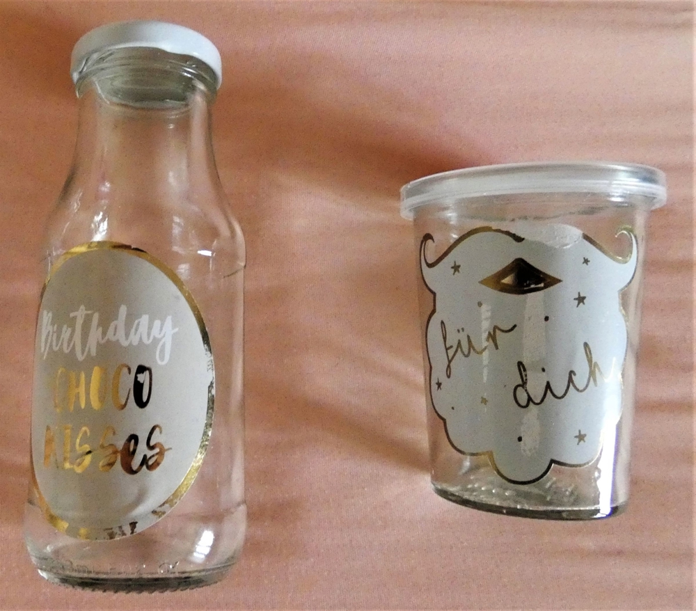 2 Glasbehälter / Flasche und Deckelglas mit Aufklebern