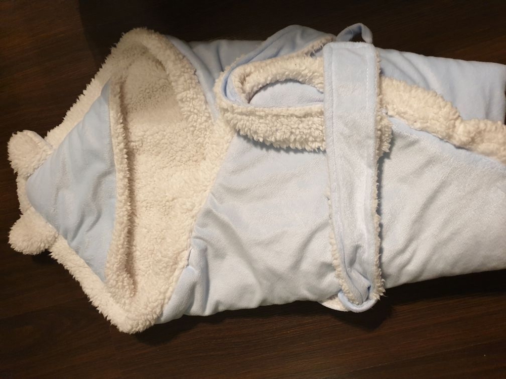 Umschlag/Schlafsack für Winter für ein neugeborenes in hellblau.