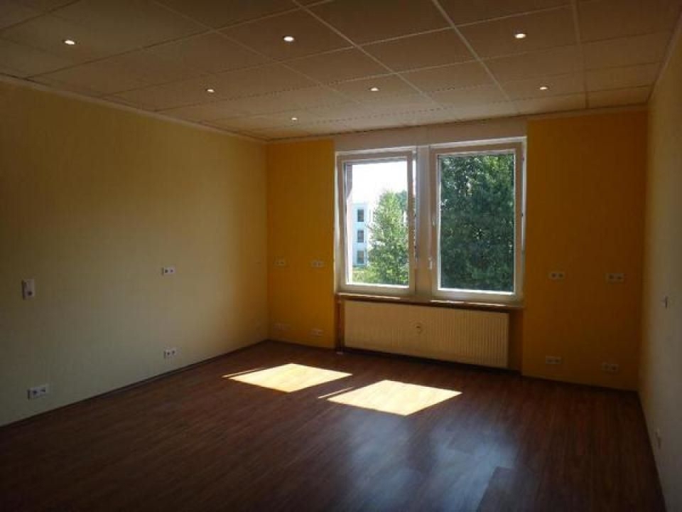 Büroflächen zu Vermieten. ca 26 m² Büros 1. OG ,1 WC ca 1,5m² im EG Miete 230,00 Euro