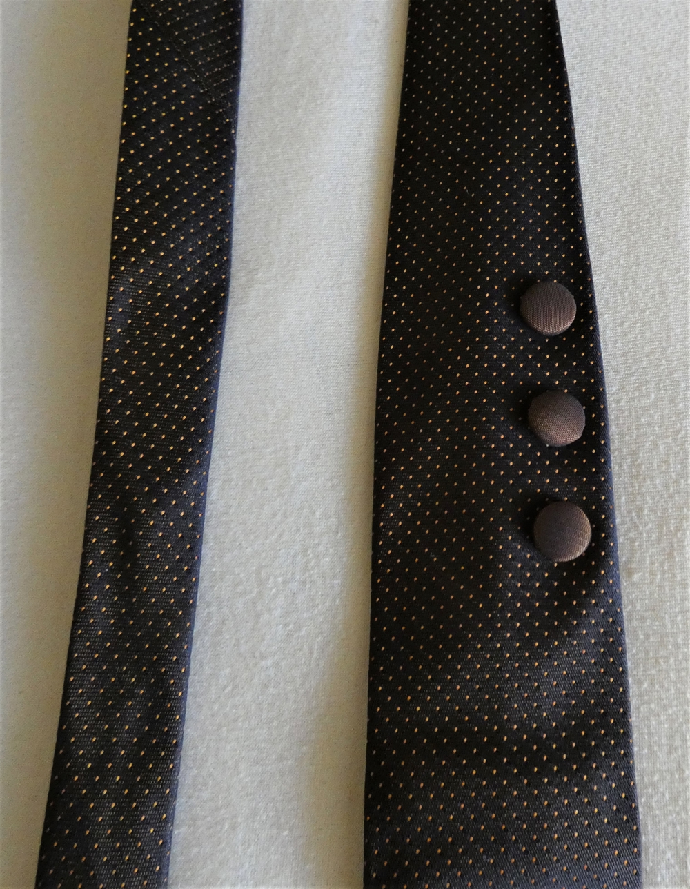 Krawatte schmal braun mit Punkten in rost sowie Knopfverzierung