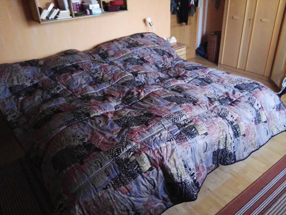 2 Tagesdecken. Eine groß für 1,80 bis 2,20m breites Bett.