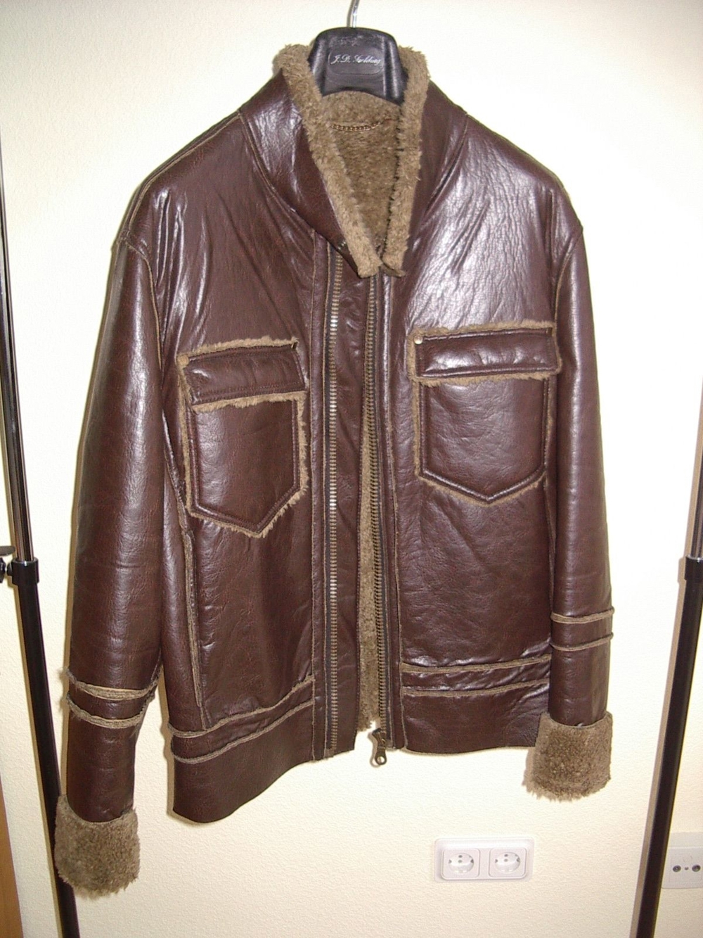 Stylishe Jacke aus Lederimitat (Größe M)