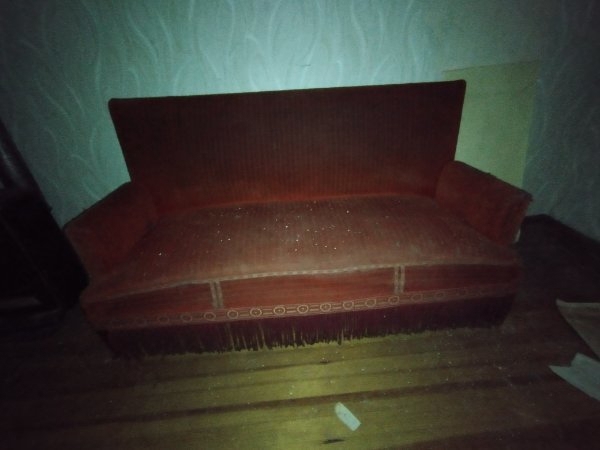 Rotes Sofa mit Fransen