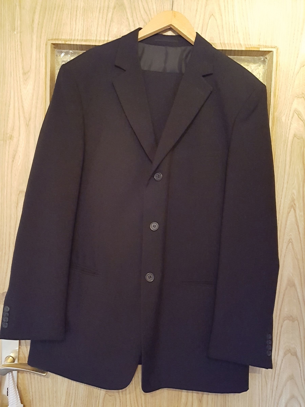 Schwarzer Herren-Anzug Größe 48