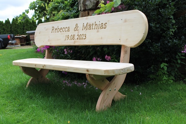 Gartenbank aus Holz mit Gravur. Hochzeitsgeschenk.