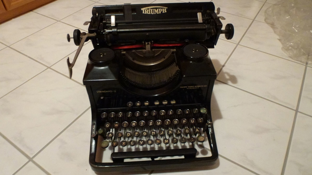 Antike Schreibmaschine - TRIUMPH STANDARD -12, ca. 70 Jahre alt, ideales DEKO-Stück