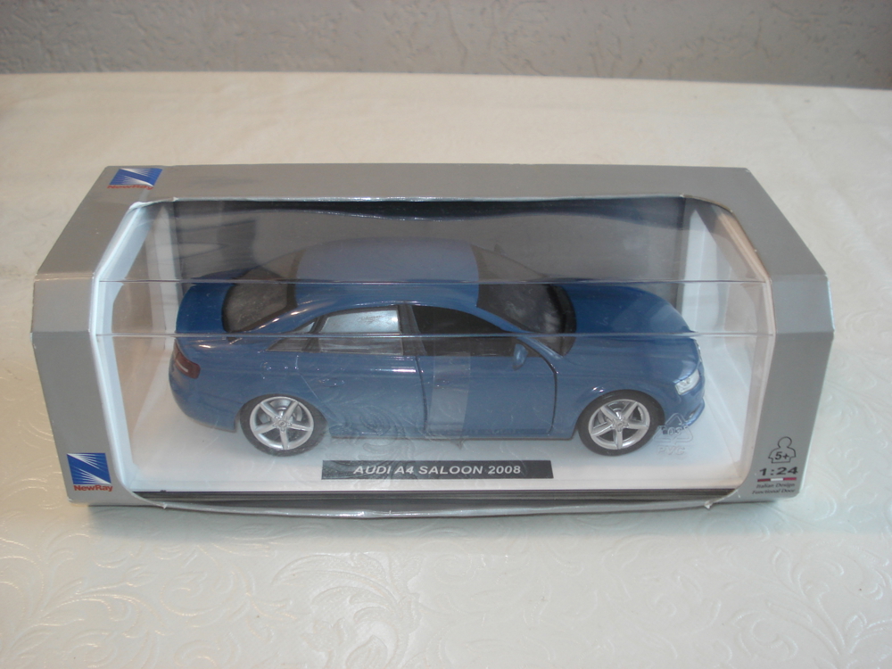 Audi A4, NewRay Metall Modell 1:24 neuwertig unbespielt, OVP.