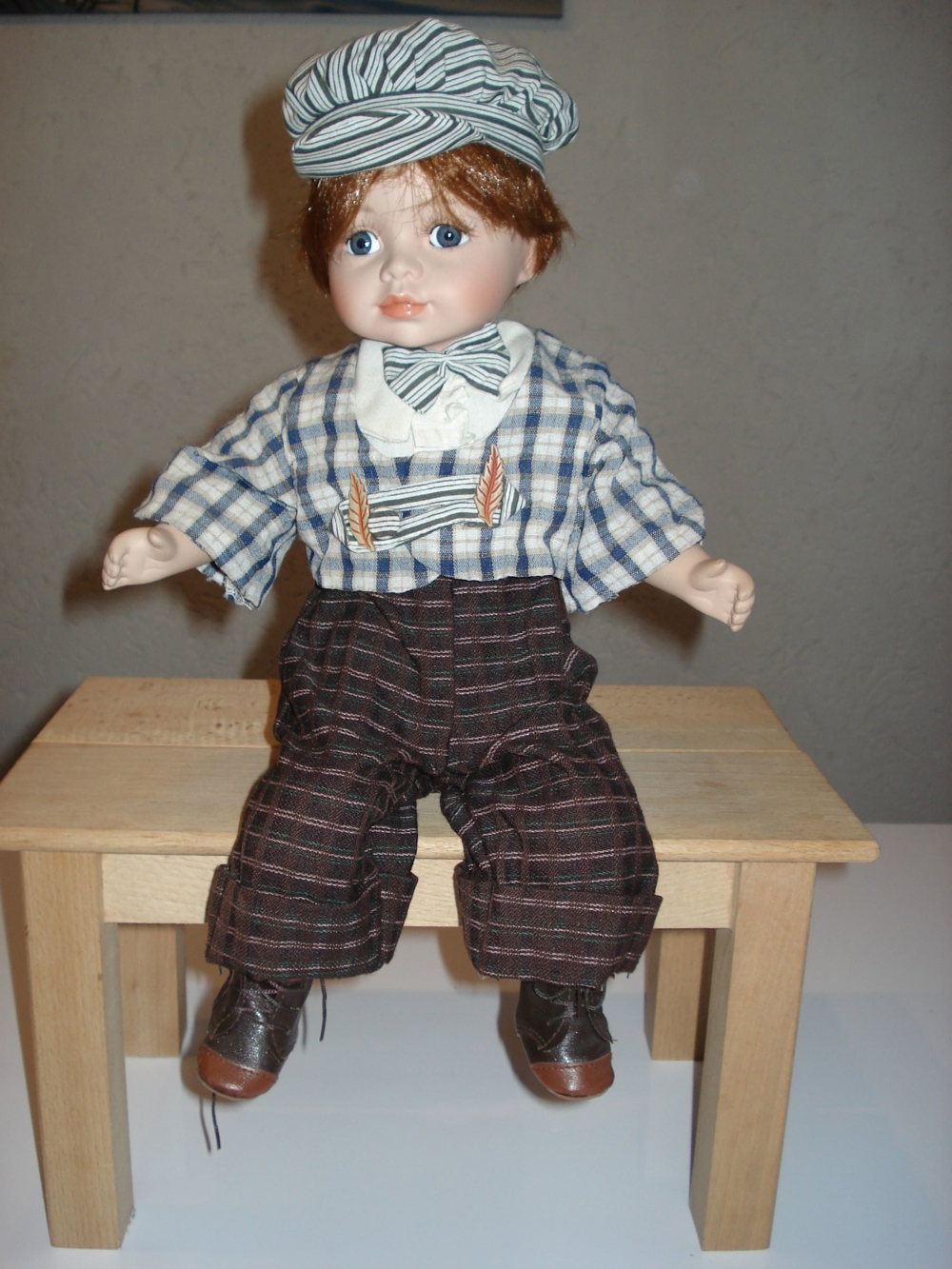 Sammler-Puppe Junge sitzend Deko ca. 38cm