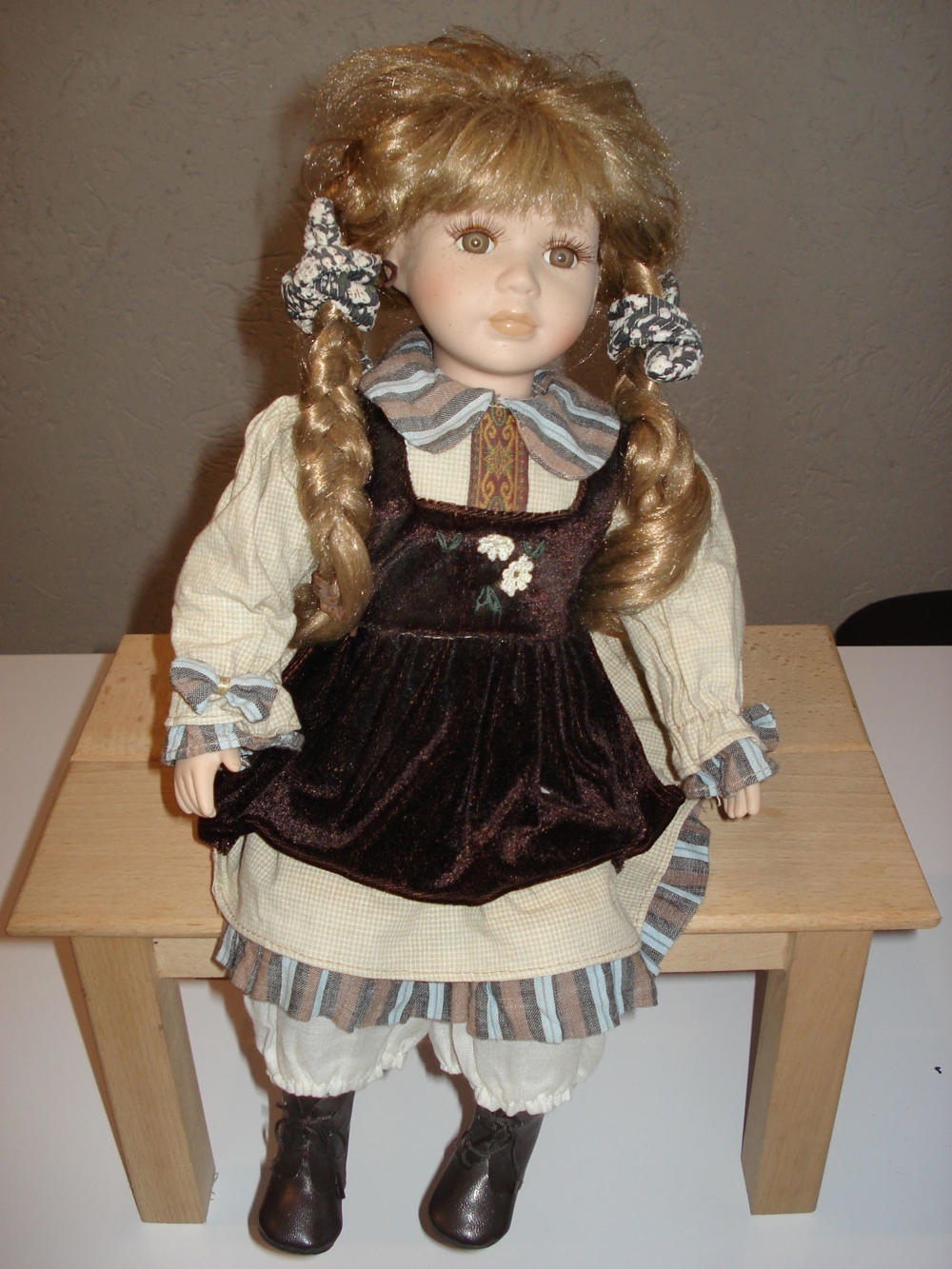 Sammler-Puppe Mädchen sitzend Deko ca. 38cm