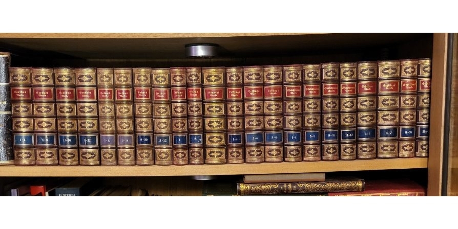 22 Bücher um 1900 Werke von Goethe, Heine, Ihsens, Körner, Lessing, Shakespeare und Schiller.